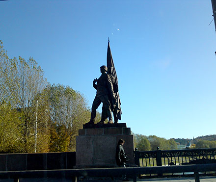 Zalias tiltas statulos