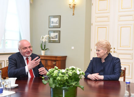 PrezidentÄs darbo susitikimas su Darbo partijos pirmininku Valentinu Mazuroniu.