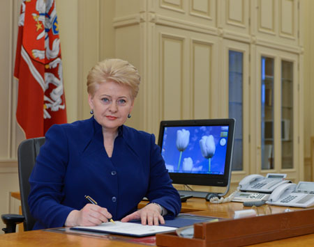 Prezidentė Dalia Grybauskaitė pasirašė mokestinės reformos įstatymus. Nuotr. iš lrp.lt