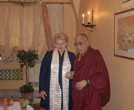 Prezidentė D.Grybauskaitė susitiko su Vilniuje viešėjusiu Tibeto dvasiniu vadovu Dalai Lama. Prezidentės spaudos tarnybos nuotr.