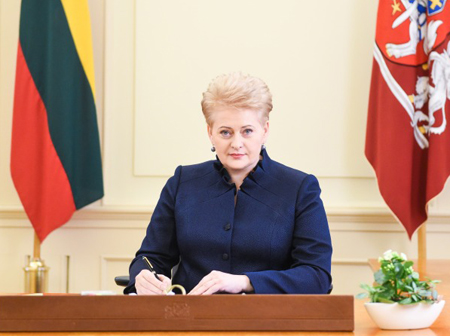 Prezidentė Dalia Grybauskaitė pasirašė Seimo priimtas Švietimo įstatymo pataisas, kurios padės mažinti smurtą ir patyčias švietimo įstaigose. Nuotr. iš   www.lrp.lt