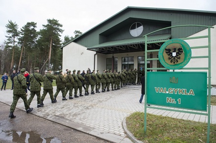 Kai  sužlugdytą Lietuvos  konstitucinę  pareigą -  tarnauti  kariuomenėje - politikai  pavertė  žeminančia lengvatų kariui ar jo šeimai  vilione, turi būti atgaivinta  rezervo paskirtis ir budrumas. KAM nuotr.