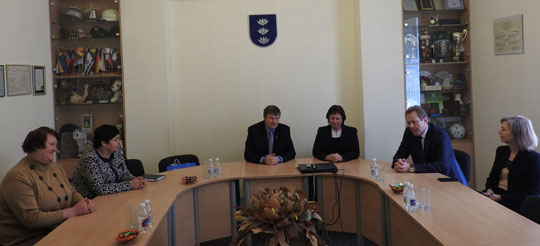Ministrė susitiko ir rajono žemės ūkio sritį aptarė su meru Henriku Šiaudiniu ir savivaldybės administracijos direktoriumi Vidu Kreivėnu.