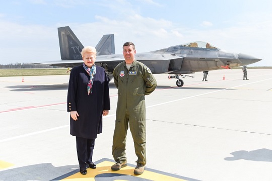 Prezidentė pasitinka į Lietuvos karinių oro pajėgų bazę Zokniuose atvykusius naujausios kartos JAV naikintuvus. Nuotr. iš lrp.lt 