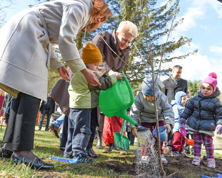 Prezidentė Dalia Grybauskaitė, prisijungdama prie pavasarinės medelių sodinimo iniciatyvos, kartu su Vilniaus sutrikusio vystymosi kūdikių namų vaikais, darbuotojais  bei savanoriais  pasodino vaismedžių sodą. Nuotr. iš lrp.lt