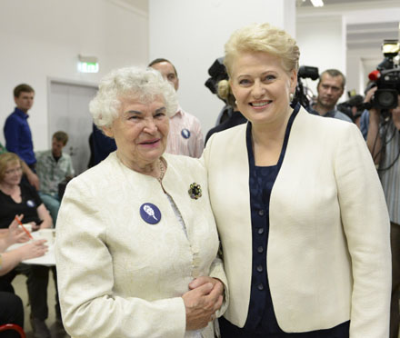 Knygos autorė prof. Ona Voverienė su Prezidente Dalia Grybauskaite. Nuotr. iš www.lrp.lt