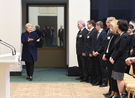 Prezidentė Dalia Grybauskaitė susitiko su ekonomikos srityje dirbančiais Lietuvos diplomatais ir su jais aptarė valstybės ekonominės diplomatijos prioritetus. Nuotr. iš www.lrp.lt