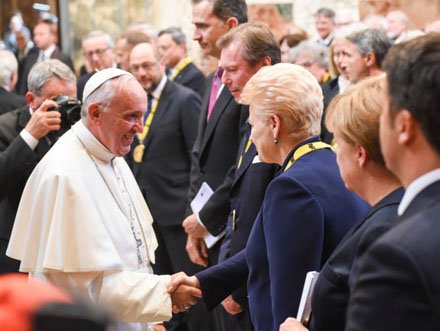Prezidentė dalyvavo Tarptautinio Karolio Didžiojo apdovanojimo įteikimo Popiežiui Pranciškui ceremonijoje. Nuotr. iš www.lrp.lt