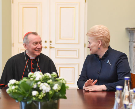 Prezidentė Dalia Grybauskaitė susitiko su Vatikano valstybės sekretoriumi kardinolu Pietro Parolinu. Nuotr. iš www.lrp.lt