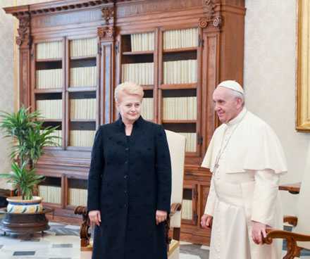 Prezidentė Dalia Grybauskaitė darbo vizito vyksta į Vatikaną, kur penktadienį, gegužės 6 d. dalyvaus iškilmingoje Tarptautinio Karolio Didžiojo apdovanojimo įteikimo Popiežiui Pranciškui ceremonijoje. Nuotr. iš lrp.lt