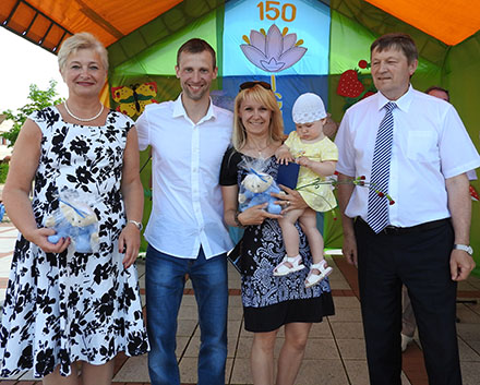 Visus vaikus, jų tėvelius pasveikino savivaldybės meras Henrikas Šiaudinis