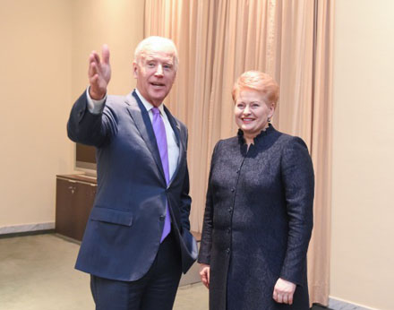 Prezidentė Dalia Grybauskaitė vyksta į Rygą, kur susitiks su Jungtinių Amerikos Valstijų viceprezidentu Josephu Bidenu. Nuotr. iš www.lrp.lt
