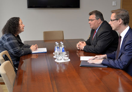 L. Linkevičius susitiko su Turkijos ambasadore Lietuvoje Aydan Yamancan ir  aptarė padėtį Turkijoje po visą šalį sukrėtusio grupės sąmokslininkų bandymo įvykdyti karinį perversmą liepos 15-osios naktį. URM nuotr.