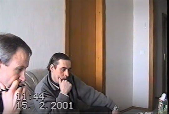 Buvusio Vilniaus omonininko V.Pužajaus parodymai Medininkų byloje sutampa su 1993 m. paskelbta, tačiau dėl žurnalisto nužudymo taip ir neištirta versija. Stop kadras iš V.Pužajaus apklausos Lietuvos ambasadoje Maskvoje vaizdo įrašo. 