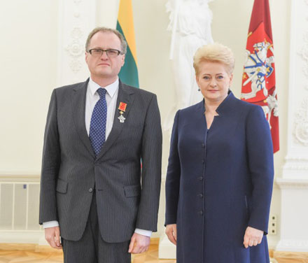 Prezidentė Dalia Grybauskaitė pareiškė gilią užuojautą dėl  įžymaus lietuvių intelektualo, filosofo, aktyvaus kultūros ir visuomenės veikėjo, Vytauto Didžiojo universiteto profesoriaus Leonido Donskio mirties. Nuotr. iš lrp.lt