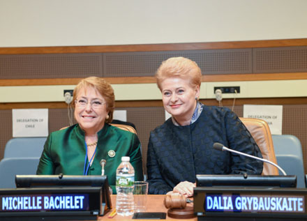 Prezidentės surengta JT aukšto lygio diskusija tema „Ekonominė smurto prieš moteris kaina". Prezidentė ir Čilės Prezidentė Michelle Bachelet.  Nuotr. iš lrp.lt