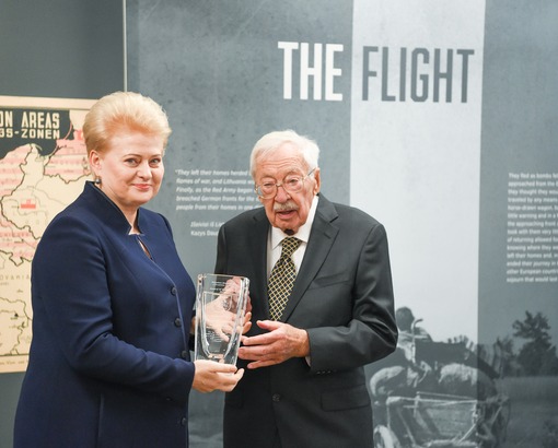  Prezidentė Dalia Grybauskaitė darbo vizito Niujorke metu atsiėmė Lietuvių kultūros muziejaus įsteigtą „Metų žmogaus“ apdovanojimą. Nuotr. iš lrp.lt
