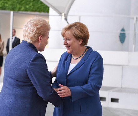 Prezidentė Dalia Grybauskaitė Vokietijos Kanclerės Angelos Merkel kvietimu Berlyne dalyvauja neformalioje darbo vakarienėje, kurios tikslas aptarti pasirengimą artėjančiam Bratislavos viršūnių susitikimui dėl ES-27 ateities. Nuotr. iš lrp.lt