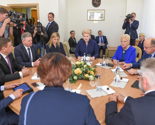 Prezidentė Dalia Grybauskaitė prieš artėjančią parlamento rudens sesiją tradiciškai susitiko su Seimo valdyba ir aptarė svarbiausius darbus valstybei ir žmonėms. Tai paskutinis Prezidentės susitikimas su šios kadencijos Seimo valdyba. Nuotr. iš lrp.lt