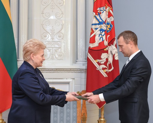 Prezidentė Dalia Grybauskaitė priėmė Lietuvos Respublikos specialiųjų tyrimų tarnybos direktoriaus pavaduotojo Egidijaus Radzevičiaus priesaiką. Nuotr. iš lrp.lt