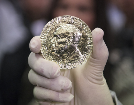 2016-ųjų Nobelio taikos premijos laureatas Kolumbijos prezidentas Juanas Manuelis Santosas Calderónas gruodžio 10 d. Norvegijos sostinėje Osle pasipuoš ypatingu aukso medaliu