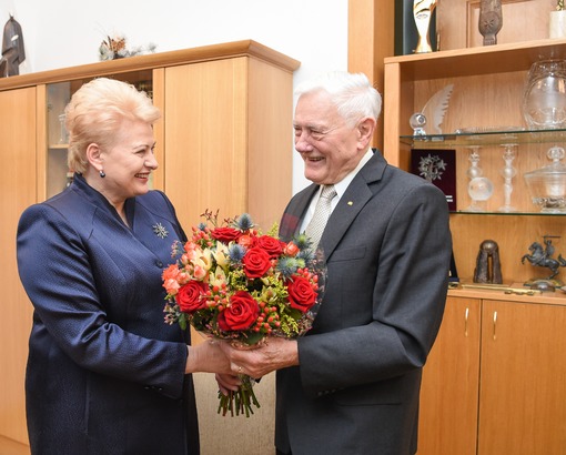 Prezidentė Dalia Grybauskaitė pasveikino Prezidentą Valdą Adamkų 90 metų jubiliejaus proga. Nuotr. iš lrp.lt