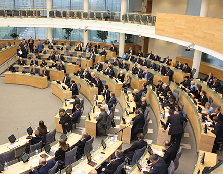 Seimas pritarė Seimo nutarimo projektui (Nr. XIIIP-629(2) dėl kreipimosi į Konstitucinį Teismą išaiškinti savo priimtų nutarimų teiginius, susijusius su Lietuvos Respublikos piliečių galimybėmis kartu būti ir kitos valstybės piliečiais. KK nuotr. 