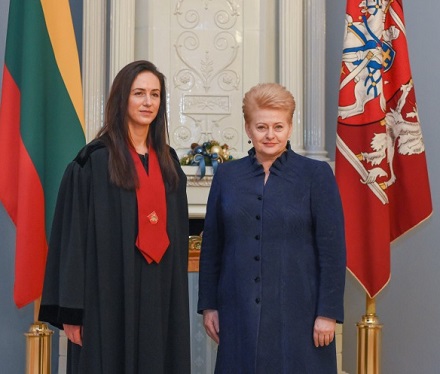 Prezidentė Dalia Grybauskaitė, vadovaudamasi Konstitucija, Prokuratūros įstatymu ir atsižvelgdama į generalinio prokuroro teikimą, pasirašė dekretą, kuriuo paskyrė Margaritą Šniutytę-Daugėlienę generalinio prokuroro pavaduotoja. Nuotr. iš lrp.lt