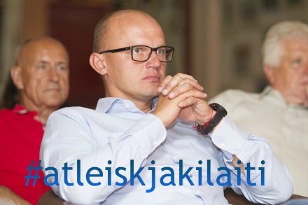 Nacionalinės televizijos žiūrovus ypatingai papiktino šališkas E.Jakilaičio pokalbis su naujuoju Seimo pirmininku. Nuotr. iš FB 