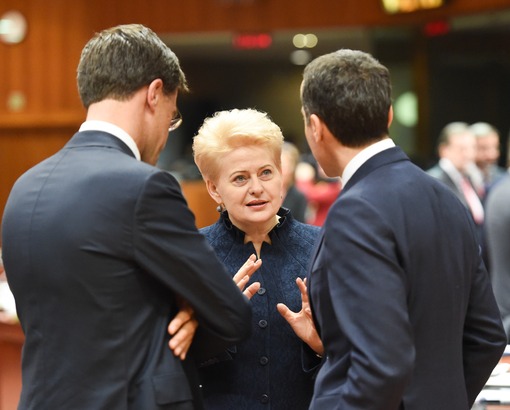 Prezidentė Dalia Grybauskaitė dalyvavo Europos Vadovų Tarybos (EVT) posėdyje, kuriame aptartas įstrigęs ES ir Ukrainos Asociacijos sutarties ratifikavimo procesas, padėtis Sirijoje ir Minsko susitarimų įgyvendinimas, naujos priemonės ES saugumui ir gynybai stiprinti, migracijos klausimai. Nuotr. iš lrp.lt 