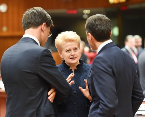 EVT Prezidentė Dalia Grybauskaitė dalyvavo Europos Vadovų Tarybos (EVT) posėdyje, kuriame aptartas įstrigęs ES ir Ukrainos Asociacijos sutarties ratifikavimo procesas, padėtis Sirijoje ir Minsko susitarimų įgyvendinimas, naujos priemonės ES saugumui ir gynybai stiprinti, migracijos klausimai. Nuotr. iš lrp.lt
