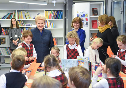 Prezidentės Dalios Grybauskaitės inicijuotoje akcijoje „Knygų Kalėdos“, kuri šiemet vyksta kartu su nacionaline socialinio saugumo kampanija „Už saugią Lietuvą“, dalyvauja visos šalies viešosios ir mokyklų bibliotekos. Nuotr. iš lrp.lt