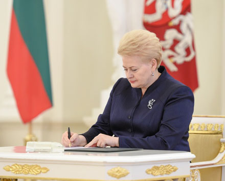 Prezidentė Dalia Grybauskaitė pasirašė Seimo priimtą 2017 metų valstybės biudžeto įstatymą. Nuotr. iš lrp.lt