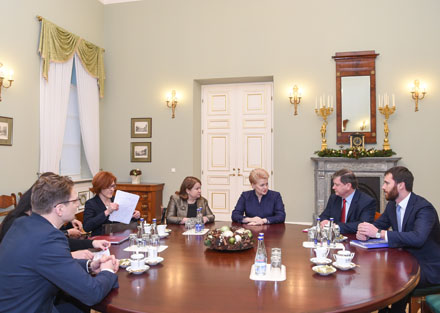 Prezidentė Dalia Grybauskaitė, susitikusi su teisininkais, žiniasklaidos savivaldos institucijų atstovais bei žurnalistais, aptarė Seimo priimtas Civilinio kodekso pataisas. Nuotr. iš lrp.lt