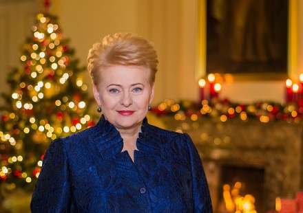 Prezidentė Dalia Grybauskaitė sveikina Lietuvos žmones su šv. Kalėdomis. Nuotr. iš lrp.lt