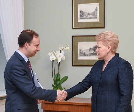 Prezidentė Dalia Grybauskaitė su sveikatos apsaugos ministru Aurelijumi Veryga aptarė, kaip užtikrinti mažesnes vaistų kainas Lietuvoje.  Nuotr. iš lrp.lt 