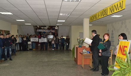 Senamiesčio mokyklos mokiniai ir mokytojai protestuoja prieš  mokyklos uždarymą