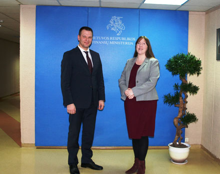 Finansų ministras Vilius Šapoka ir Jungtinės Karalystės nepaprastoji ir įgaliotoji ambasadorė Lietuvoje Claire Lawrence. Nuotr. FM 