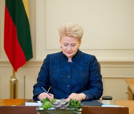 Prezidentė Dalia Grybauskaitė pareiškė užuojautą mirus H.Koliui. Nuotr. iš lrp.lt