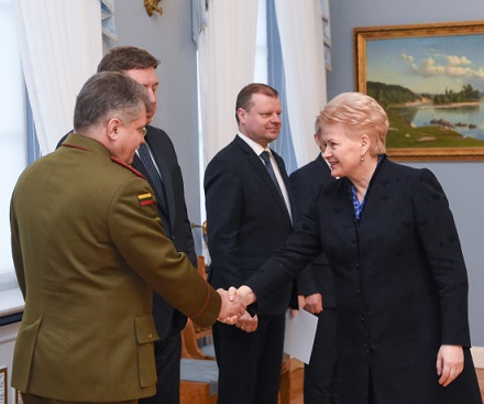 Prezidentės Dalios Grybauskaitės vadovaujama Valstybės gynimo taryba (VGT) apsvarstė krašto apsaugos sistemos plėtros prioritetus, sausumos ir oro gynybos pajėgumų stiprinimą.  Nuotr. iš lrp.lt