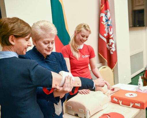 Prezidente pirmoji pagalba Prezidentė Dalia Grybauskaitė prisijungė prie Raudonojo Kryžiaus organizacijos inicijuotos kampanijos, kurios tikslas – išmokyti žmones teikti pirmąją pagalbą. Nuotr. iš lrp.lt