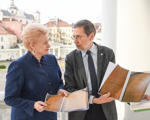 Prezidentė Dalia Grybauskaitė susitiko su Liudu Mažyliu, Vytauto Didžiojo universiteto profesoriumi, Vokietijos Užsienio reikalų ministerijos archyve radusiu Lietuvos Nepriklausomybės Akto originalą. Nuotr. iš lrp.lt