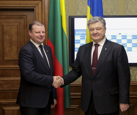 Skvernelis Porosenka Saulius Skvernelis lankydamasis Ukrainoje susitiko su šios šalies Prezidentu Petro Porošenka. Nuotr. autor. Ukrainos Prezidentūra, president.gov.ua