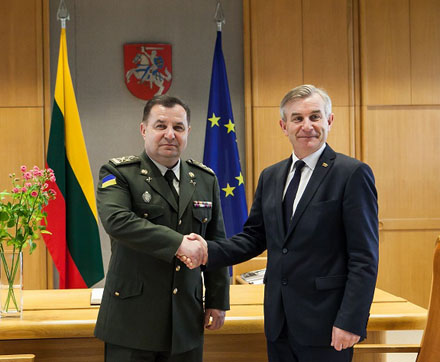 Pranckietis Gynybos ministras Seimo Pirmininkas Viktoras Pranckietis susitiko su Ukrainos gynybos ministru generolu pulkininku Stepanu Poltoraku ir aptarė padėtį Ukrainoje. eimo kanceliarijos (aut. Dž. G. Barysaitė) nuotr.