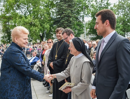 Prezidentė Dalia Grybauskaitė Vilniaus Katedros aikštėje dalyvavo iškilmingose šv. Mišiose, kurių metu arkivyskupas Teofilius Matulionis paskelbtas Palaimintuoju. Nuotr. iš lrp.lt
