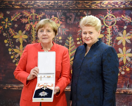 Prezidentė Dalia Grybauskaitė Vytauto Didžiojo ordino Didžiuoju kryžiumi apdovanojo Vokietijos Federacinės Respublikos Kanclerę Angelą Merkel.  Nuotr. iš lrp.lt
