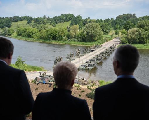 Prezidentė Dalia Grybauskaitė kartu su NATO generaliniu sekretoriumi Jensu Stoltenbergu Stašėnuose stebėjo didžiausias šiais metais karines pratybas Lietuvoje „Geležinis vilkas 2017“. Nuotr. iš lrp.lt