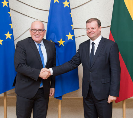 Saulius Skvernelis su Europos Komisijos Pirmininko pavaduotoju Fransu Timmermansu aptarė Europos Sąjungos ateities perspektyvas. Vyriausybės nuotr.
