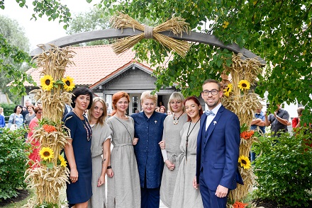 Prezidentė Dalia Grybauskaitė lankėsi Gasčiūnuose (Joniškio r.), kur dalyvavo kovai su smurtu skirto projekto „Įkvėpk“ baigiamajame renginyje. Nuotr. iš lrp.lt