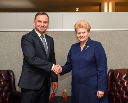 Jungtinių Tautų Generalinėje Asamblėjoje dalyvaujanti Lietuvos Respublikos Prezidentė Dalia Grybauskaitė susitiko su Lenkijos Respublikos Prezidentu Andrzejumi Duda. Nuotr. lš lrp.lt